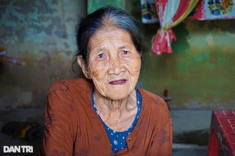 Cụ Nguyễn Thị Huệ bất ngờ được mời tham gia đóng phim khi đi hóng xem đoàn làm phim về làng. Cụ Nguyễn Thị Huệ bất ngờ được mời tham gia đóng phim khi đi hóng xem đoàn làm phim về làng.