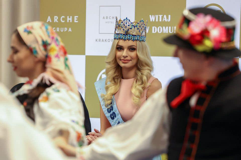 Tân Miss World 2021 sinh năm 1999 và là cử nhân ngành Khoa học Quản lý tại Đại học Công nghệ Lodz (Ba Lan).