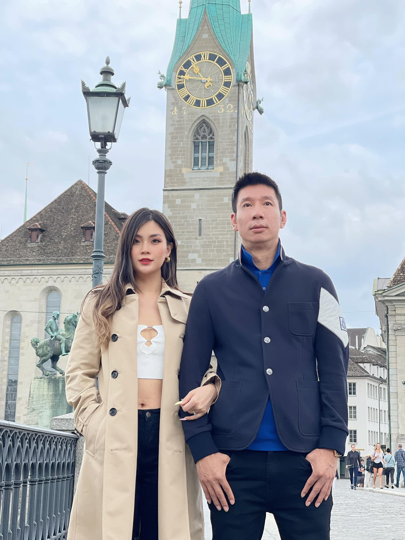 Á hậu Diễm Trang mặc crop-top khoe vòng eo 'con kiến' bên ông xã.