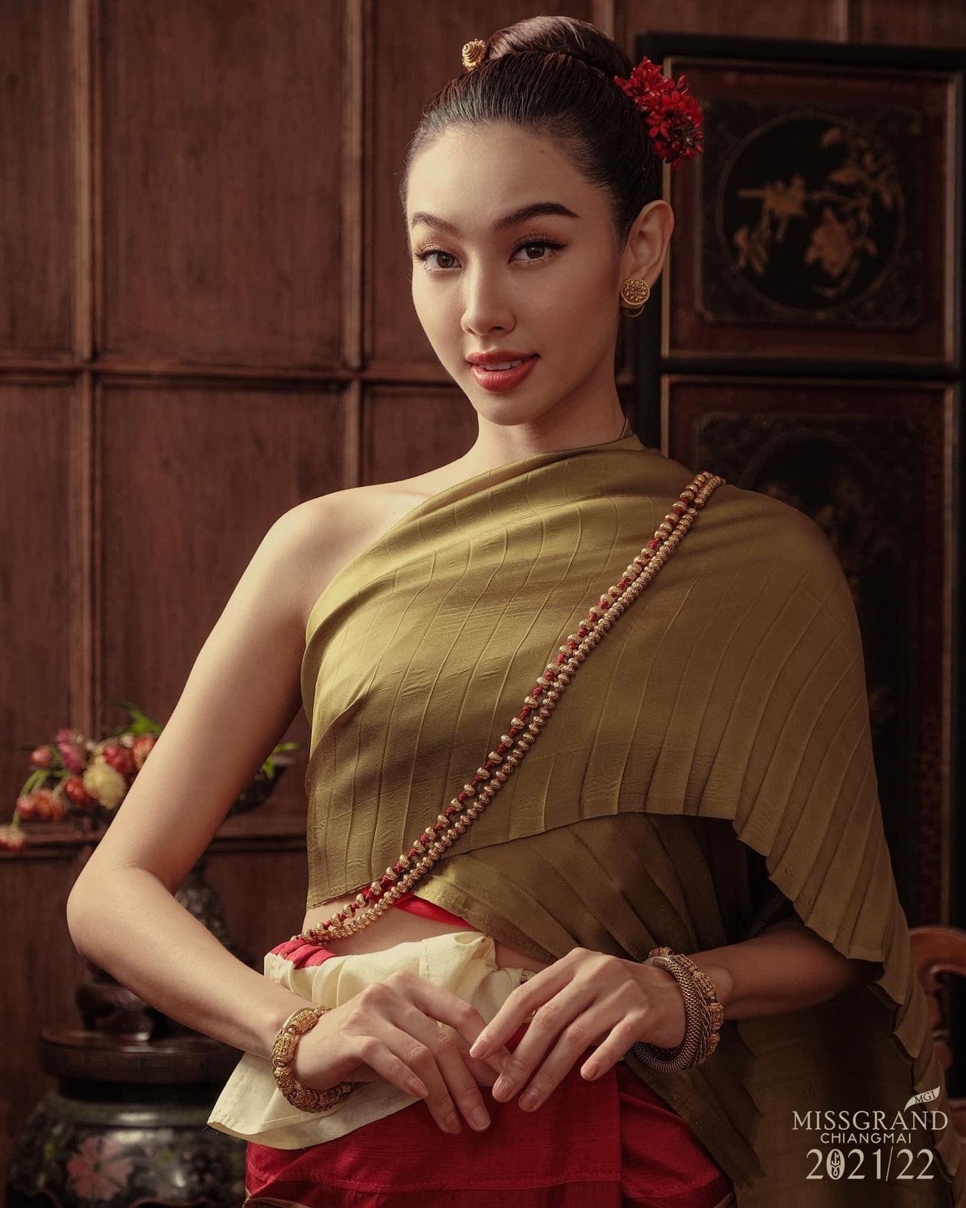 Kiểu trang phục với thiết kế khăn quấn độc đáo để lộ vai trần quyến rũ của người con gái.