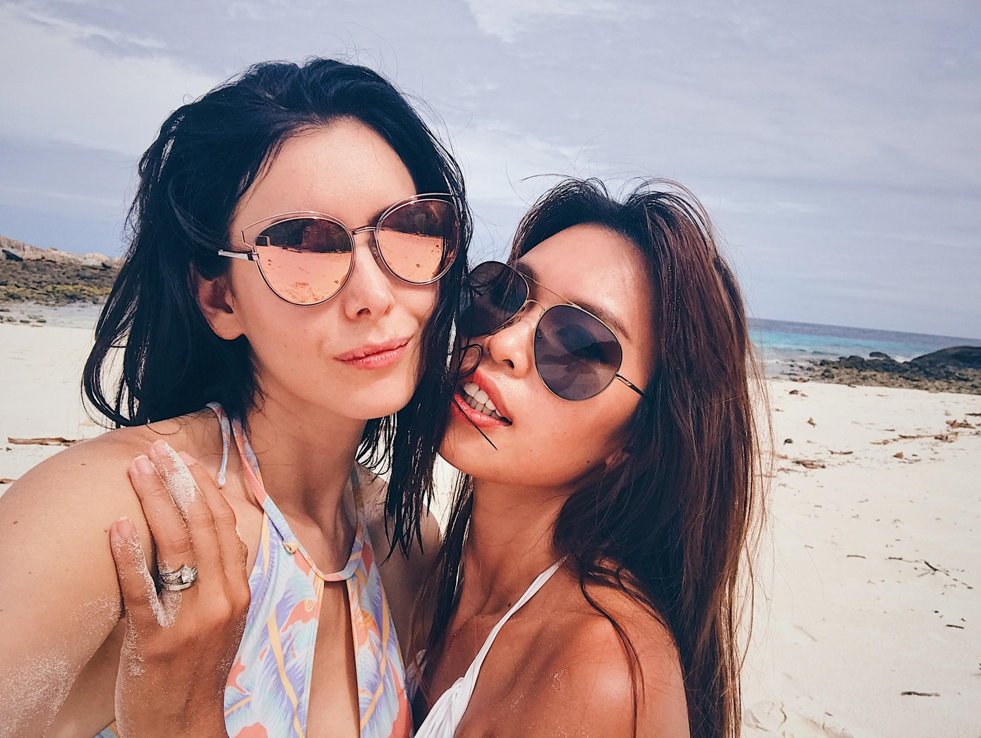 Điều đặc biệt đó là cả hai đều đã từng phát hành những cuốn sách riêng của mình và khiến công chúng chú ý.