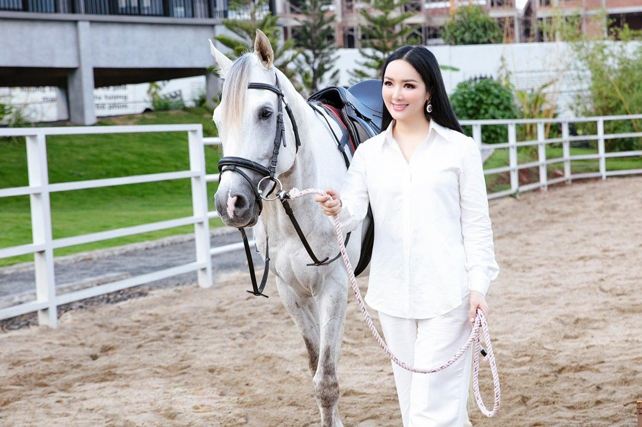 Hoa hậu Giáng My trẻ trung và xinh đẹp khi diện cả 'cây' trắng.