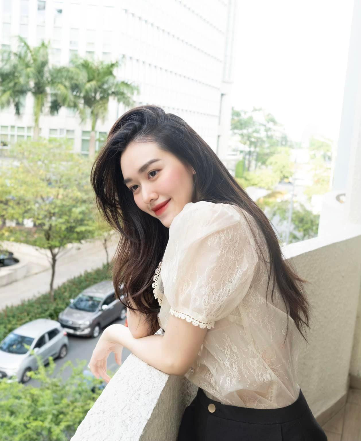 Á hậu Tường San đẹp dịu dàng, trong veo dù trang điểm nhẹ nhàng.