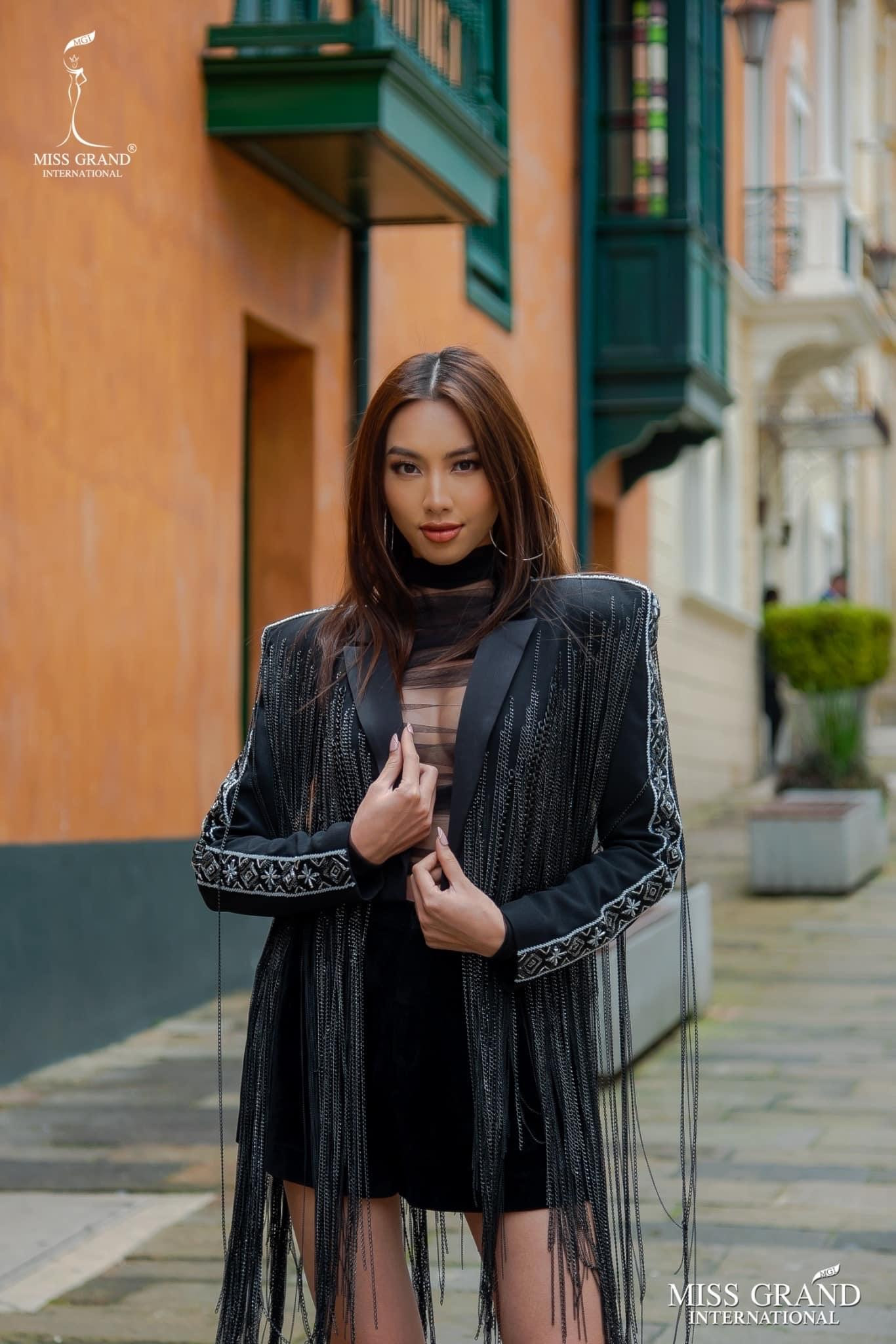 Hoa hậu Thuỳ Tiên diện váy tua rua lạ mắt trên đường phố Colombia.