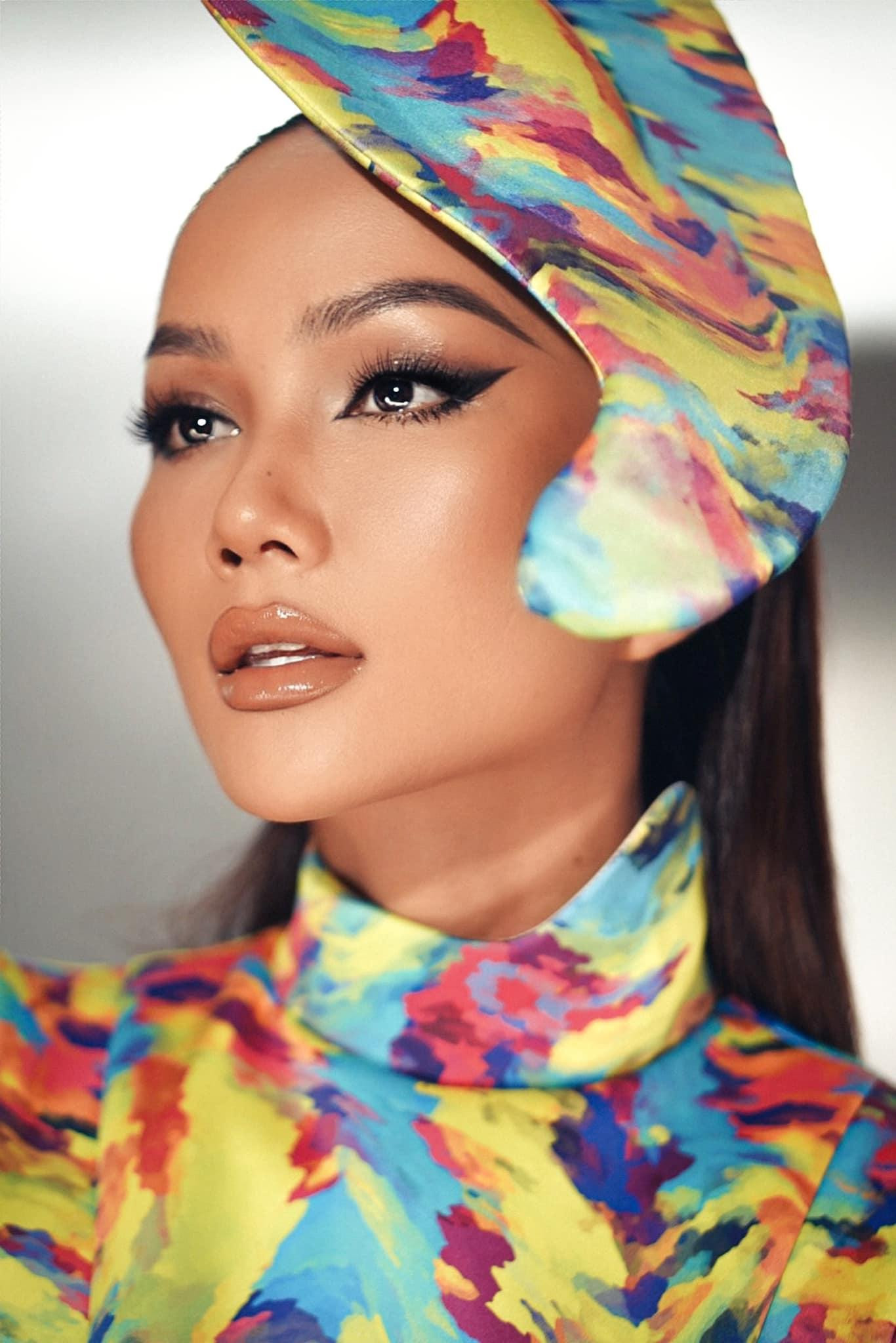 Chi tiết mũ đội đầu lạ mắt cũng mang lại vẻ ngoài đầy cuốn hút cho người đẹp.