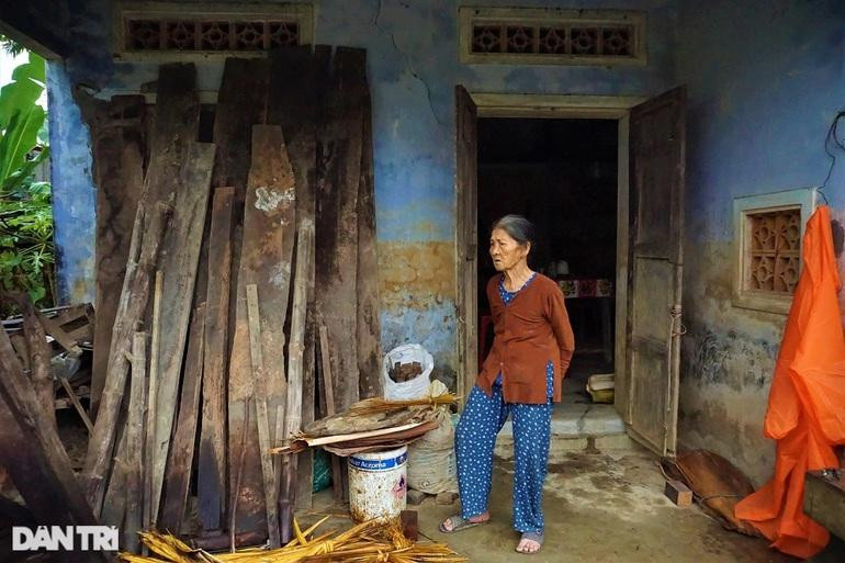 Sáng đi bán, chiều về qua hàng xóm "tám chuyện" là niềm vui của bà. Sáng đi bán, chiều về qua hàng xóm "tám chuyện" là niềm vui của bà.