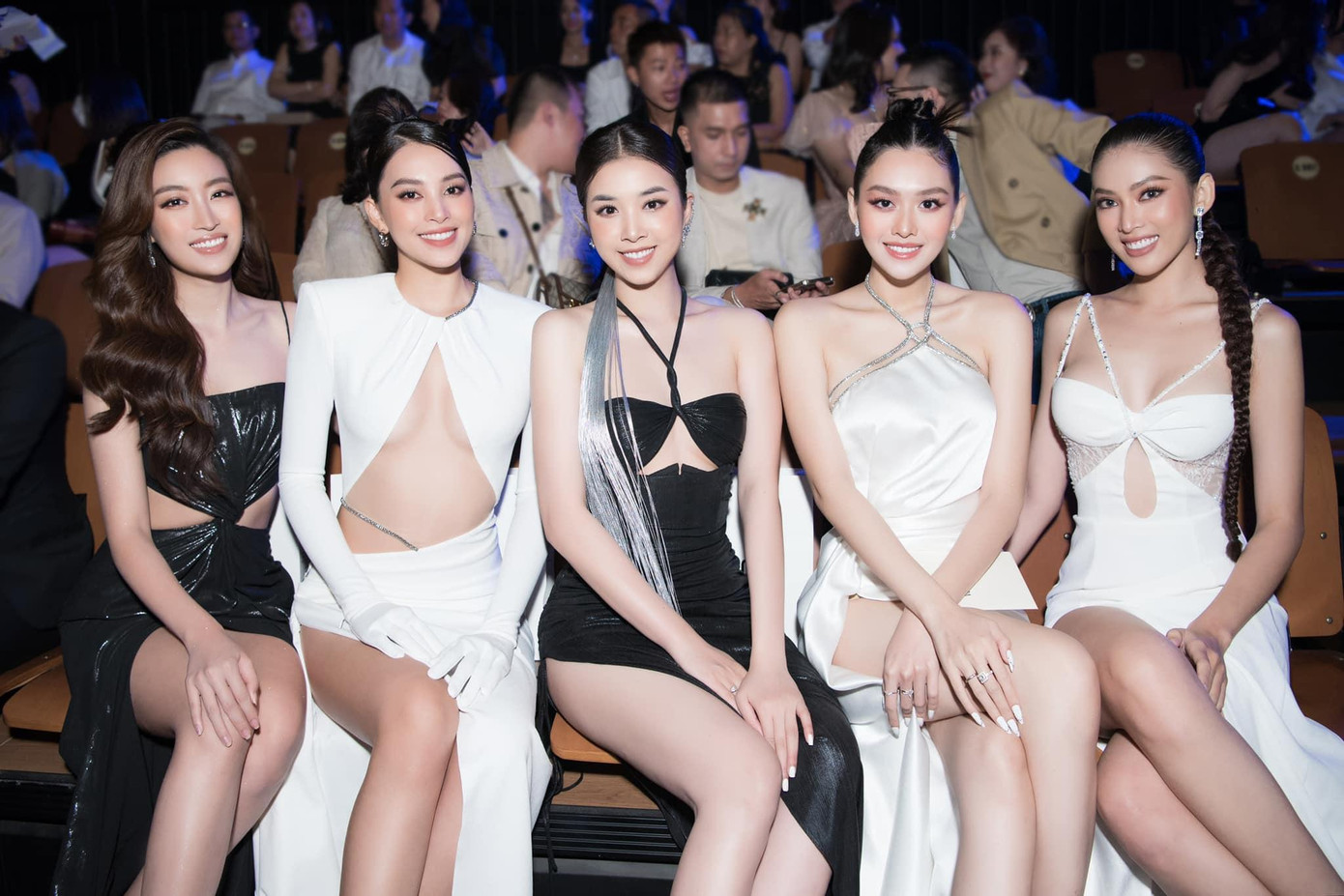 Dàn Hoa hậu, Á hậu đình đám hội ngộ ở sự kiện thời trang, khoe nhan sắc gợi cảm.