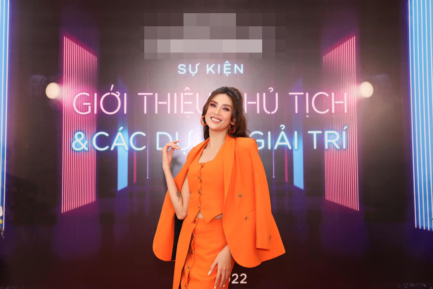 Võ Hoàng Yến cũng là một trong những mỹ nhân không ngần ngại sử dụng các gam màu nổi.