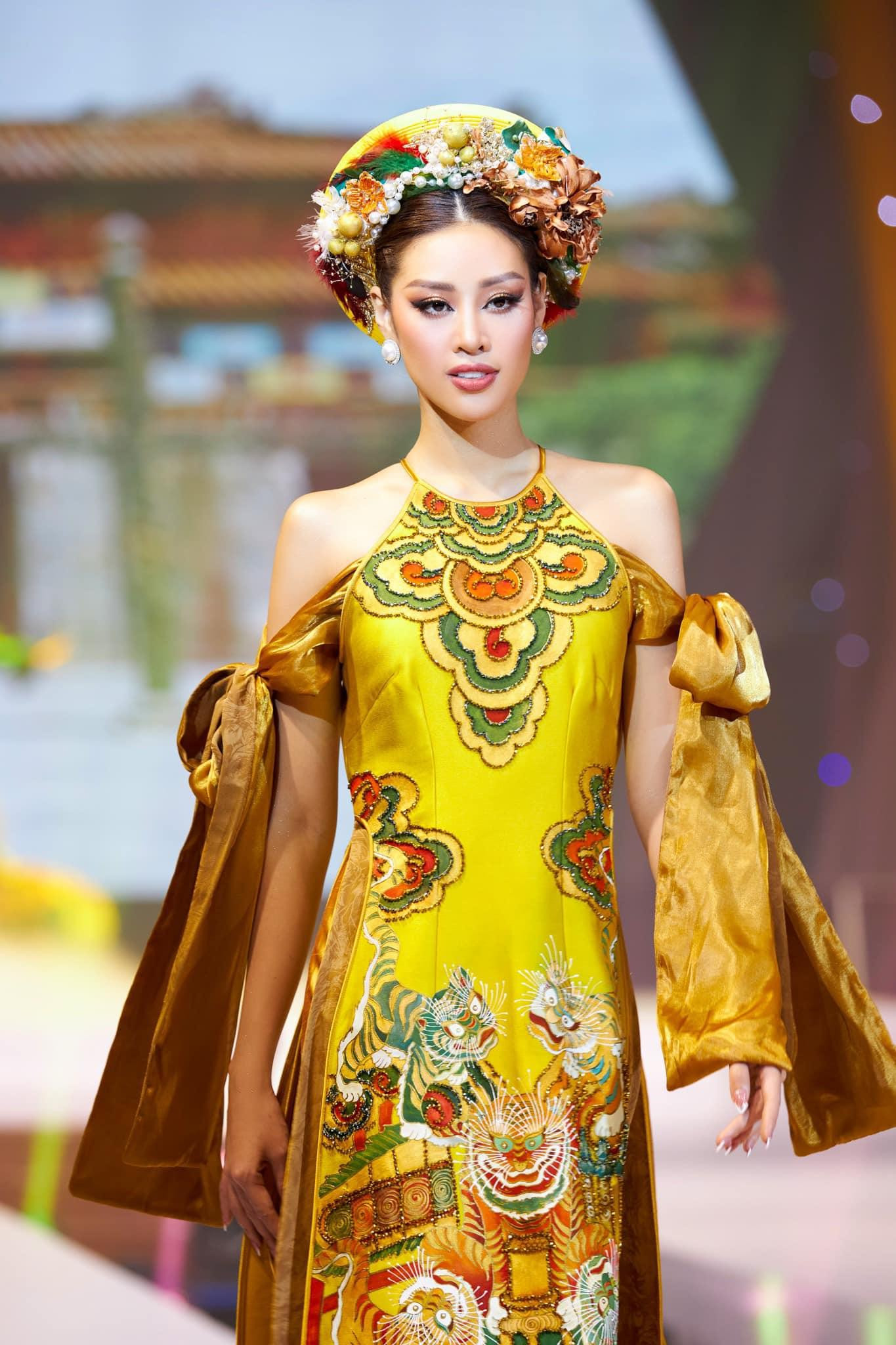 Khánh Vân trình diễn áo dài hoạ tiết độc đáo.