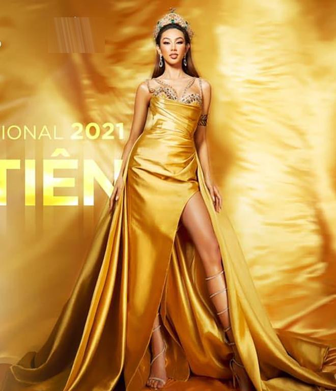 Thùy Tiên kết hợp cùng với sandal quấn dây cá tính để hoàn thiện vẻ ngoài của mình.