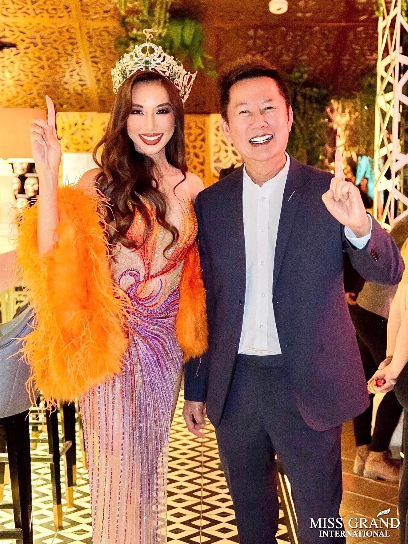 Mới đây, Hoa hậu Thuỳ Tiên và Mr. Nawat - chủ tịch của Miss Grand International đã tham gia buổi tiệc chiêu đãi của BTC Miss Grand Colombia và cũng là hoạt động cuối cùng trong chuyến công tác Mỹ Latinh lần này. Mới đây, Hoa hậu Thuỳ Tiên và Mr. Nawat - chủ tịch của Miss Grand International đã tham gia buổi tiệc chiêu đãi của BTC Miss Grand Colombia và cũng là hoạt động cuối cùng trong chuyến công tác Mỹ Latinh lần này.