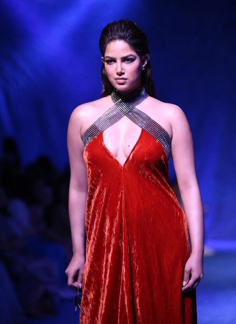 Mặc dù tăng cân khá nhiều nhưng đương kim Hoa hậu Hoàn vũ vẫn tự tin xuất hiện ở nhiều sự kiện. Người đẹp cũng khẳng định cô được chọn không phải vì là cô gái đẹp nhất hay gầy nhất mà là người hài hòa nhất. Người đẹp cũng khẳng định trong nhiệm kỳ của mình, cô sẽ nỗ lực đóng góp cho xã hội với nhiều hoạt động xã hội, từ thiện thay vì chú trọng vào ngoại hình.