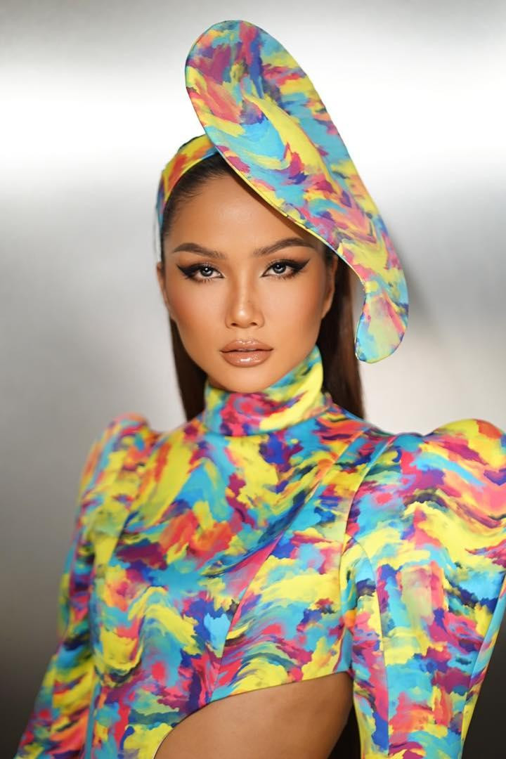 Hoa hậu H'Hen Niê nổi bật với bộ váy loang màu độc đáo, cut-out đầy sexy!