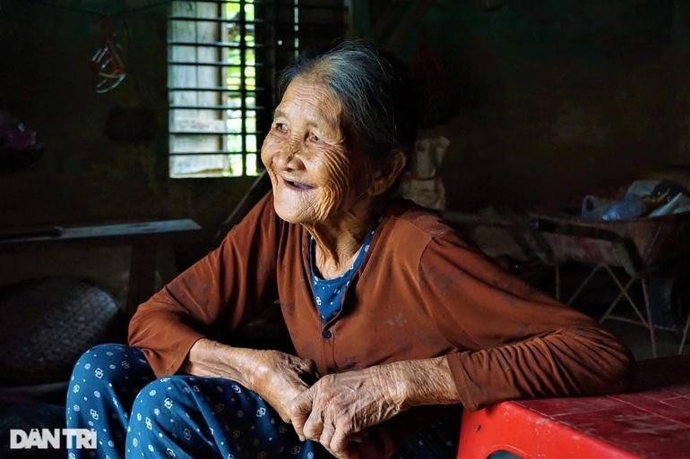 Theo cụ Huệ, đây là lần đầu tiên bà được góp mặt trong một bộ phim. Theo cụ Huệ, đây là lần đầu tiên bà được góp mặt trong một bộ phim.