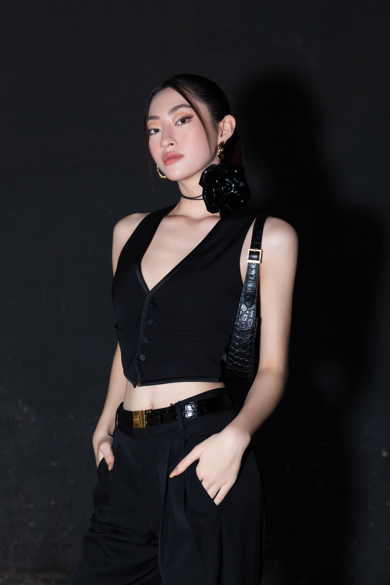 Kiểu áo crop-top kết hợp cùng loạt phụ kiện sành điệu giúp Lương Thùy Linh ghi dấu ấn.