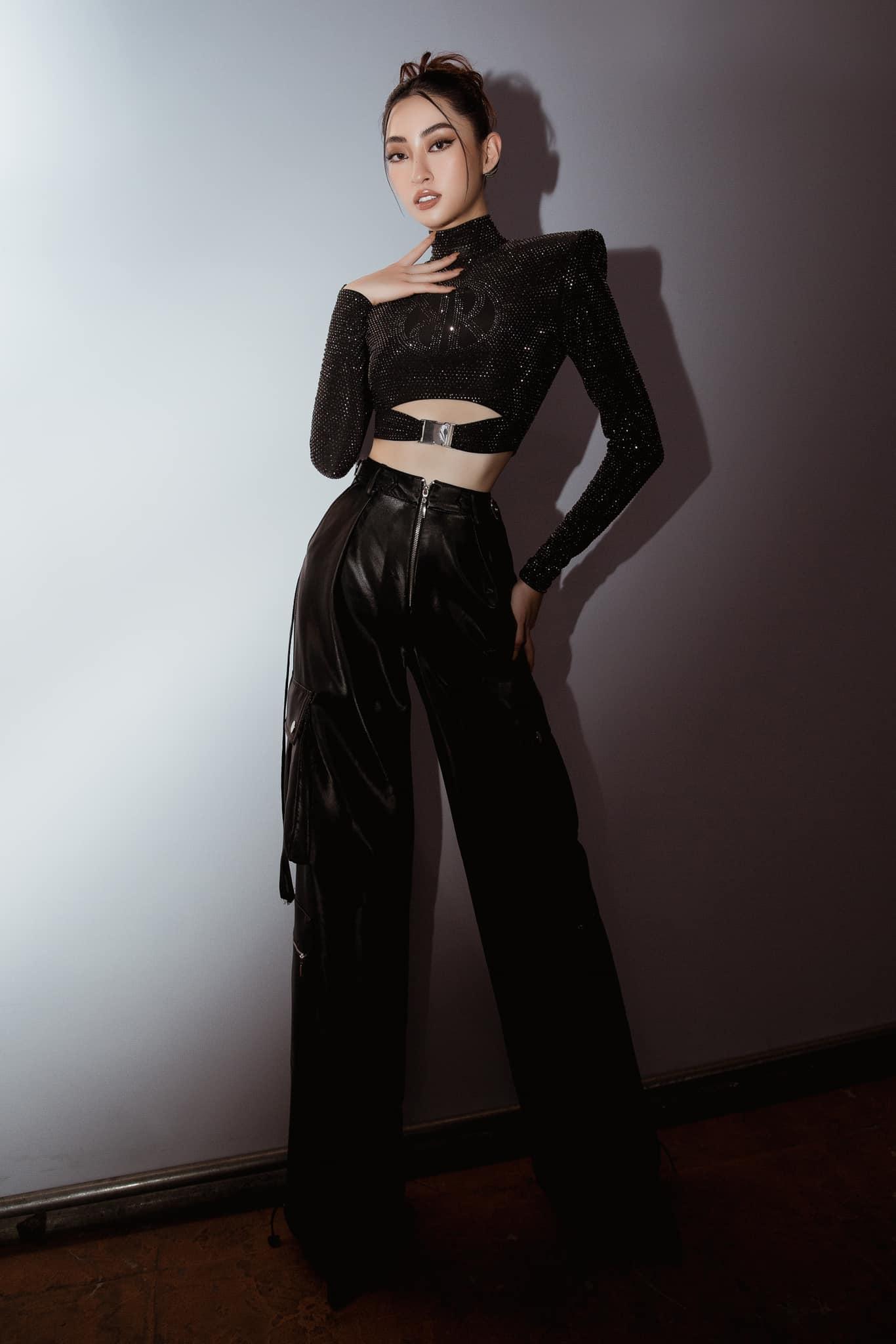 Không chỉ trong đời thường, người đẹp còn mang mẫu áo cá tính này lên các chương trình truyền hình thực tế mà cô tham gia.