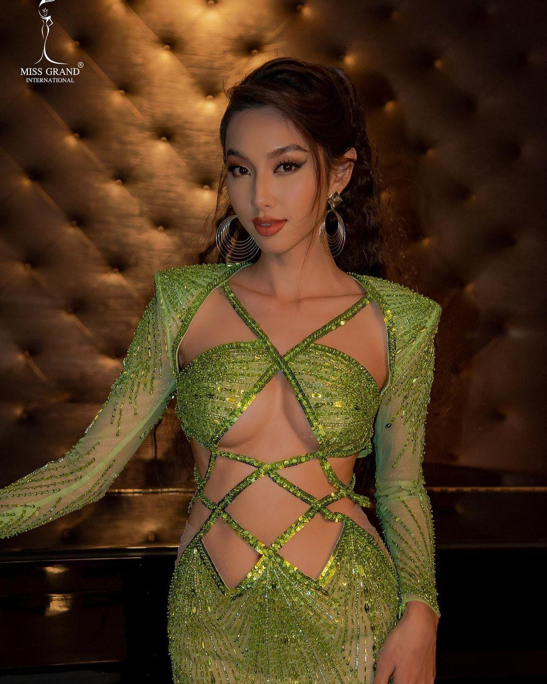 Thiết kế này làm fans gợi nhớ tới bộ váy dạ hội mà cô từng diện ở đêm chung kết Miss Grand International 2021.