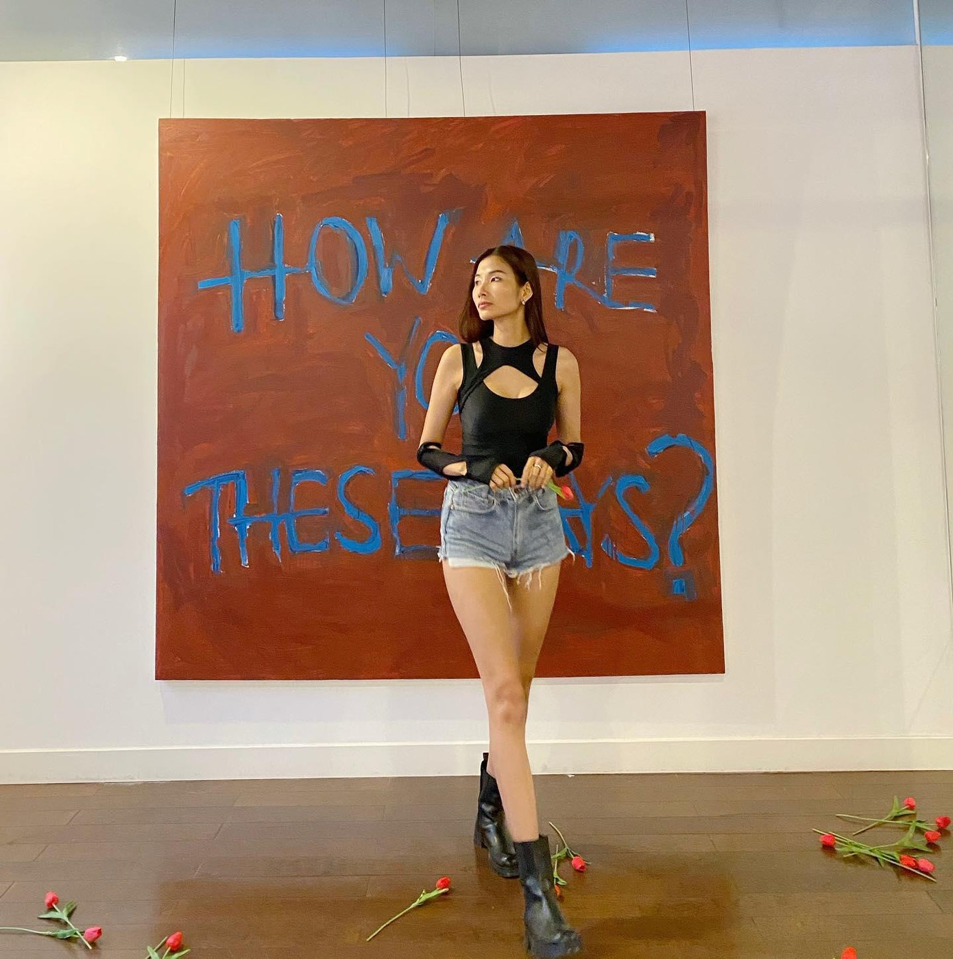 Á hậu Hoàng Thùy gây chú ý với set đồ cực kỳ cá tính và hầm hố.