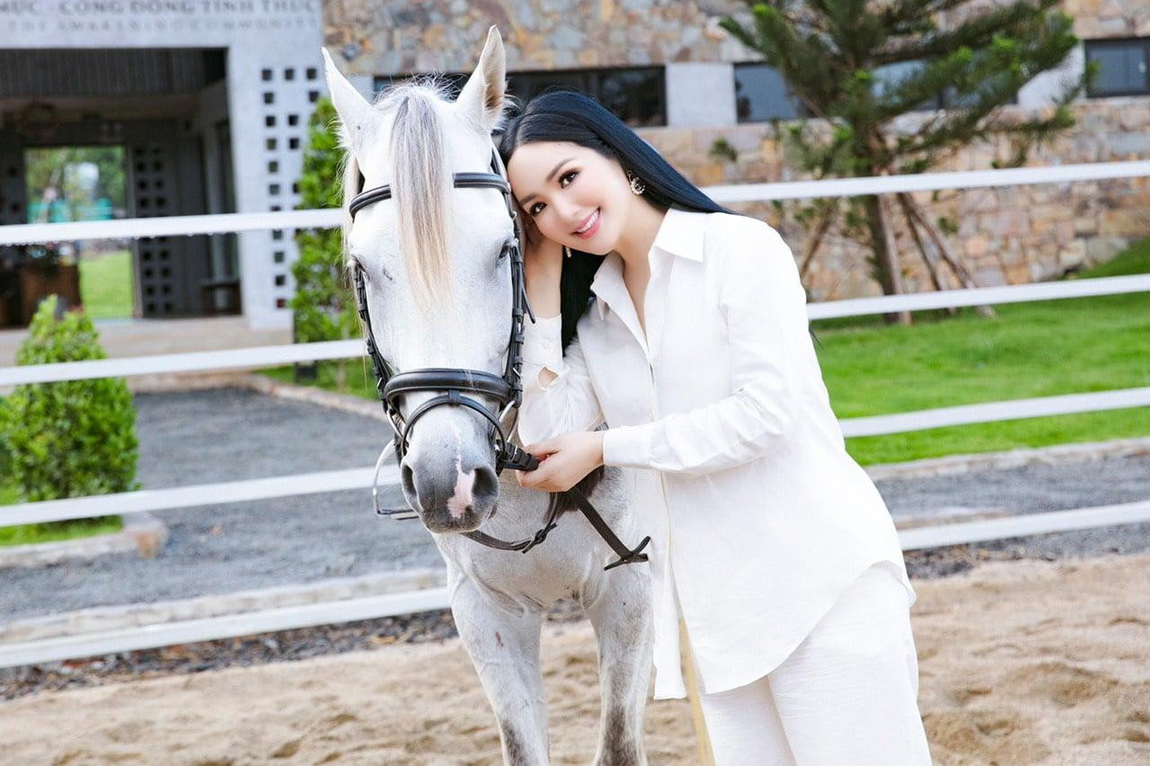 Nhan sắc xinh đẹp, trẻ trung tuổi trung niên của Hoa hậu Đền Hùng luôn nhận được sự ngưỡng mộ của các fans.