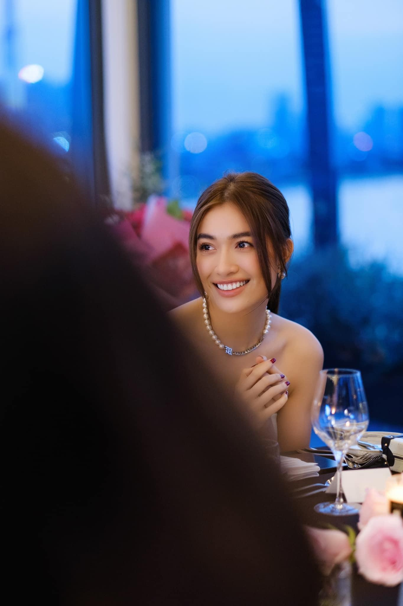 Á hậu Lệ Hằng xinh đẹp, kiêu sa dự tiệc tối.