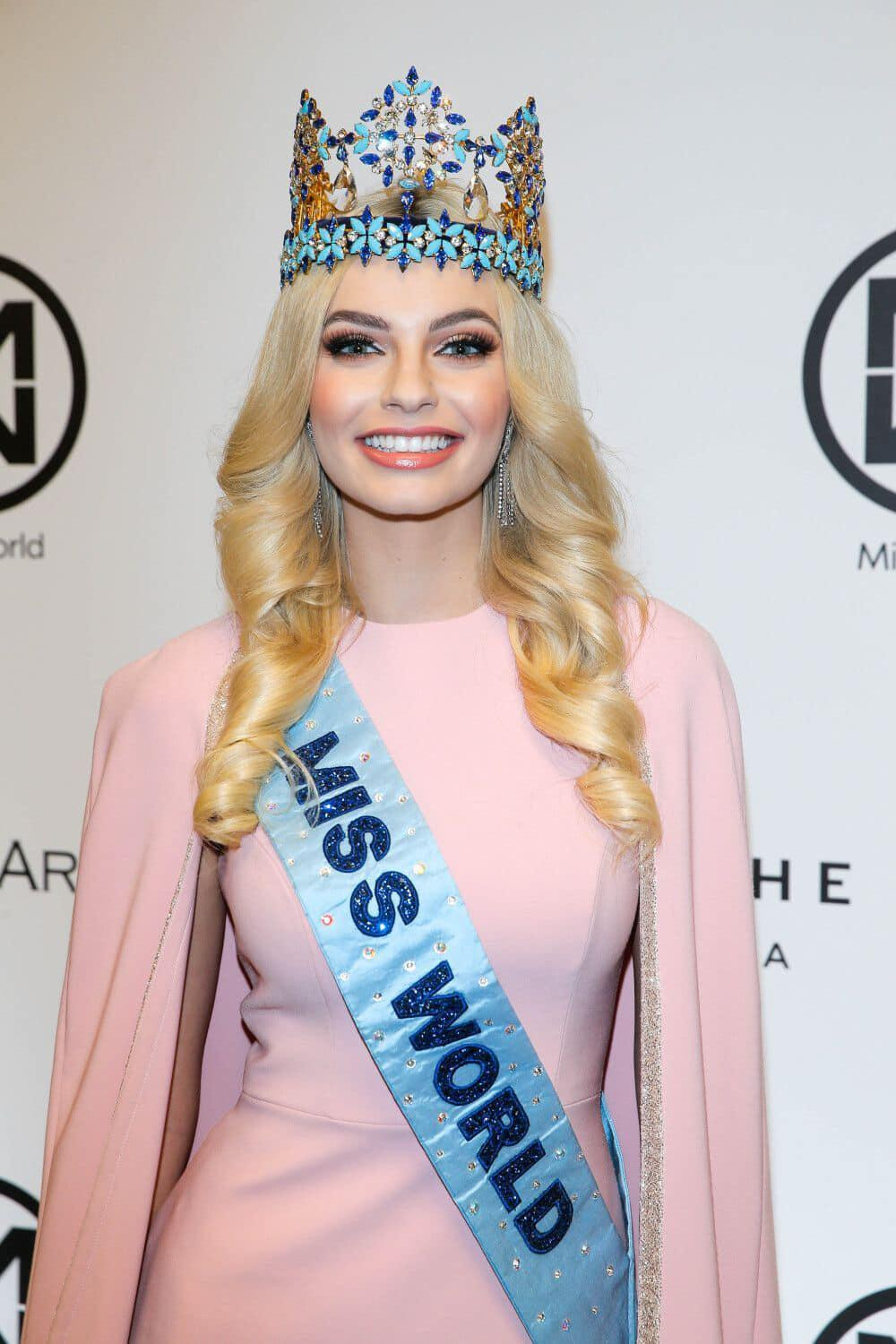 Xuất hiện ở sự kiện chào đón tại quê nhà, Karolina diện bộ váy tông màu hồng pastel kết hợp cùng áo choàng cape sang trọng, thanh lịch.