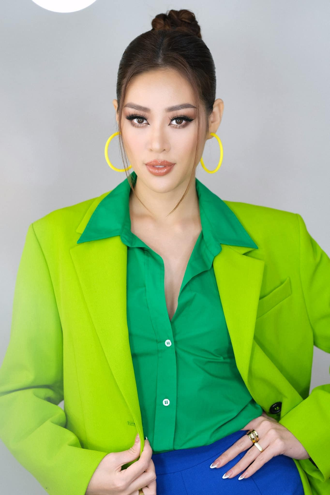 Khánh Vân diện trang phục theo phong cách color-block là sự kết hợp của những tông màu xanh khác nhau.