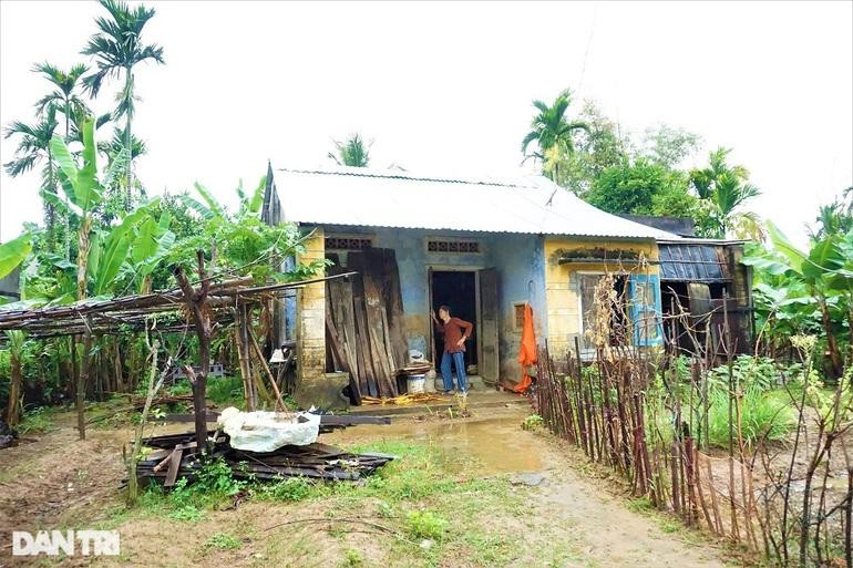 Ngôi nhà lụp xụp của cụ Huệ, người bỗng dưng "nổi tiếng" khi được mời đóng phim "Bóng đè". Ngôi nhà lụp xụp của cụ Huệ, người bỗng dưng "nổi tiếng" khi được mời đóng phim "Bóng đè".