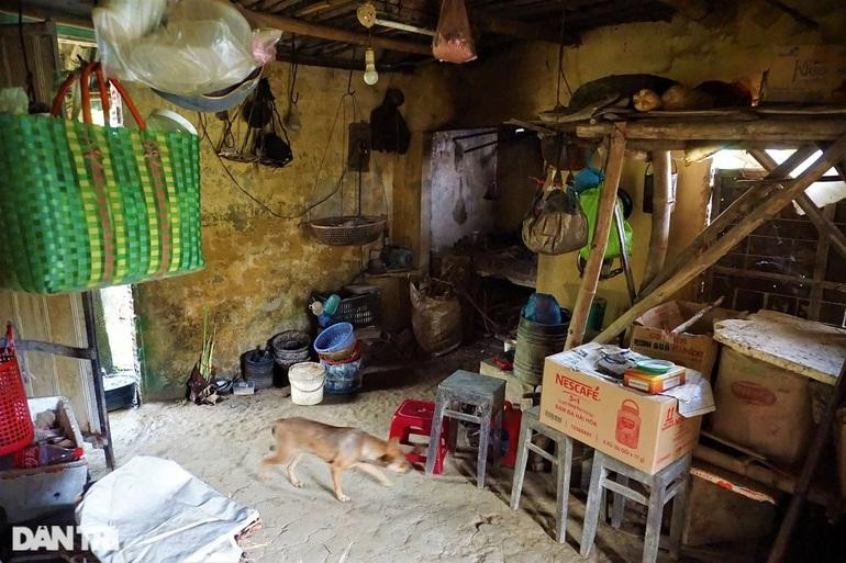 Căn bếp lụp xụp, mưa xuống dột nước khắp nơi. Căn bếp lụp xụp, mưa xuống dột nước khắp nơi.