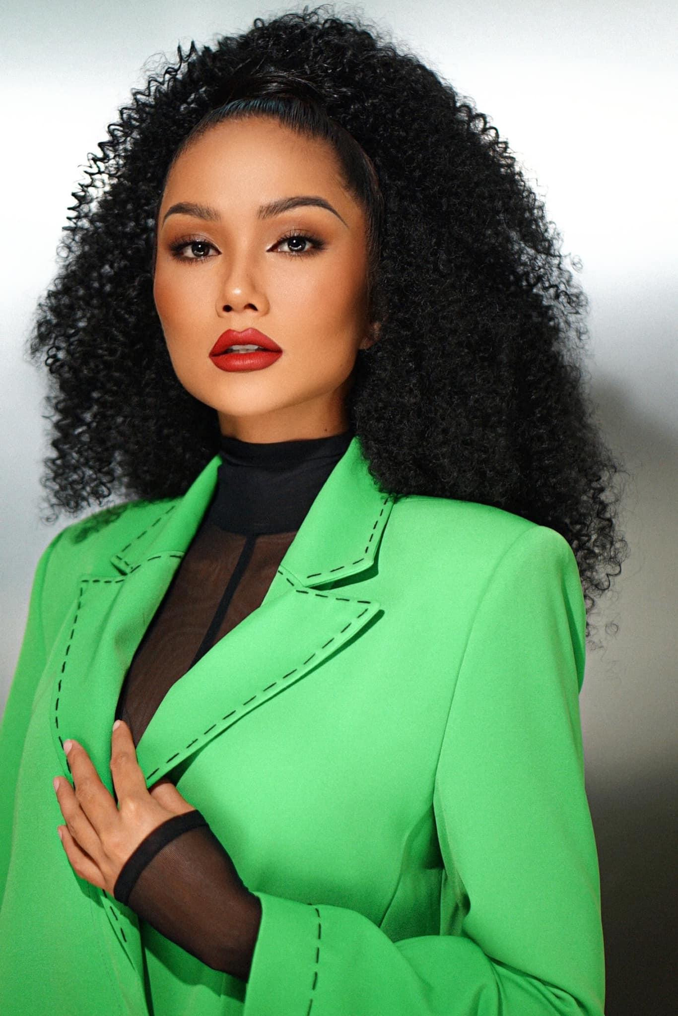 Hoa hậu H'Hen Niê gây ấn tượng với áo blazer màu xanh và mái tóc xù mì ấn tượng.