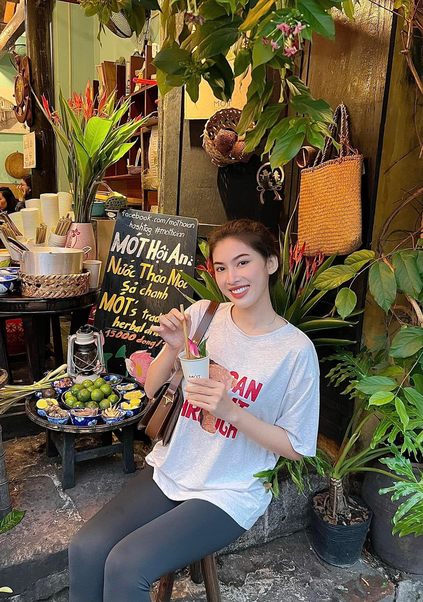 Á hậu Ngọc Thảo diện trang phục giản dị nhưng vẫn rạng rỡ ở Hội An.