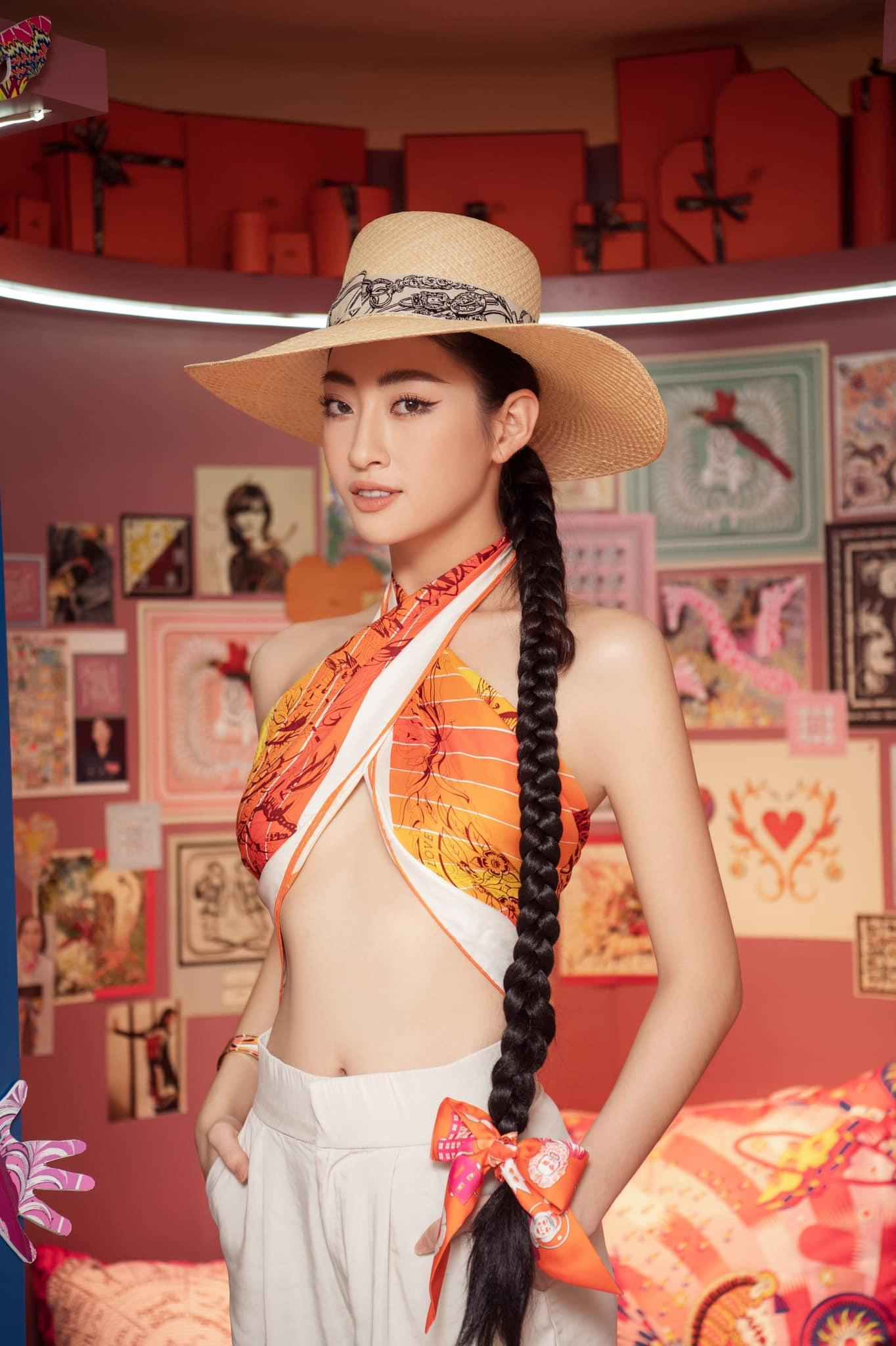 Tham gia sự kiện, Lương Thùy Linh biến tấu khăn thành áo crop-top cực kỳ cá tính, quyến rũ.