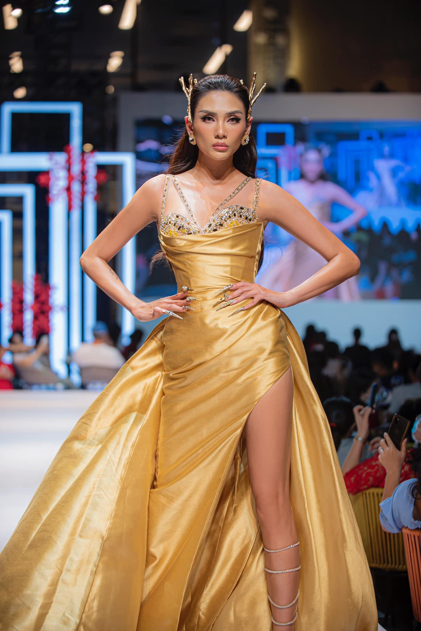 Thiết kế này trước đó cũng được siêu mẫu, Á hậu Võ Hoàng Yến diện trên sàn diễn thời trang.