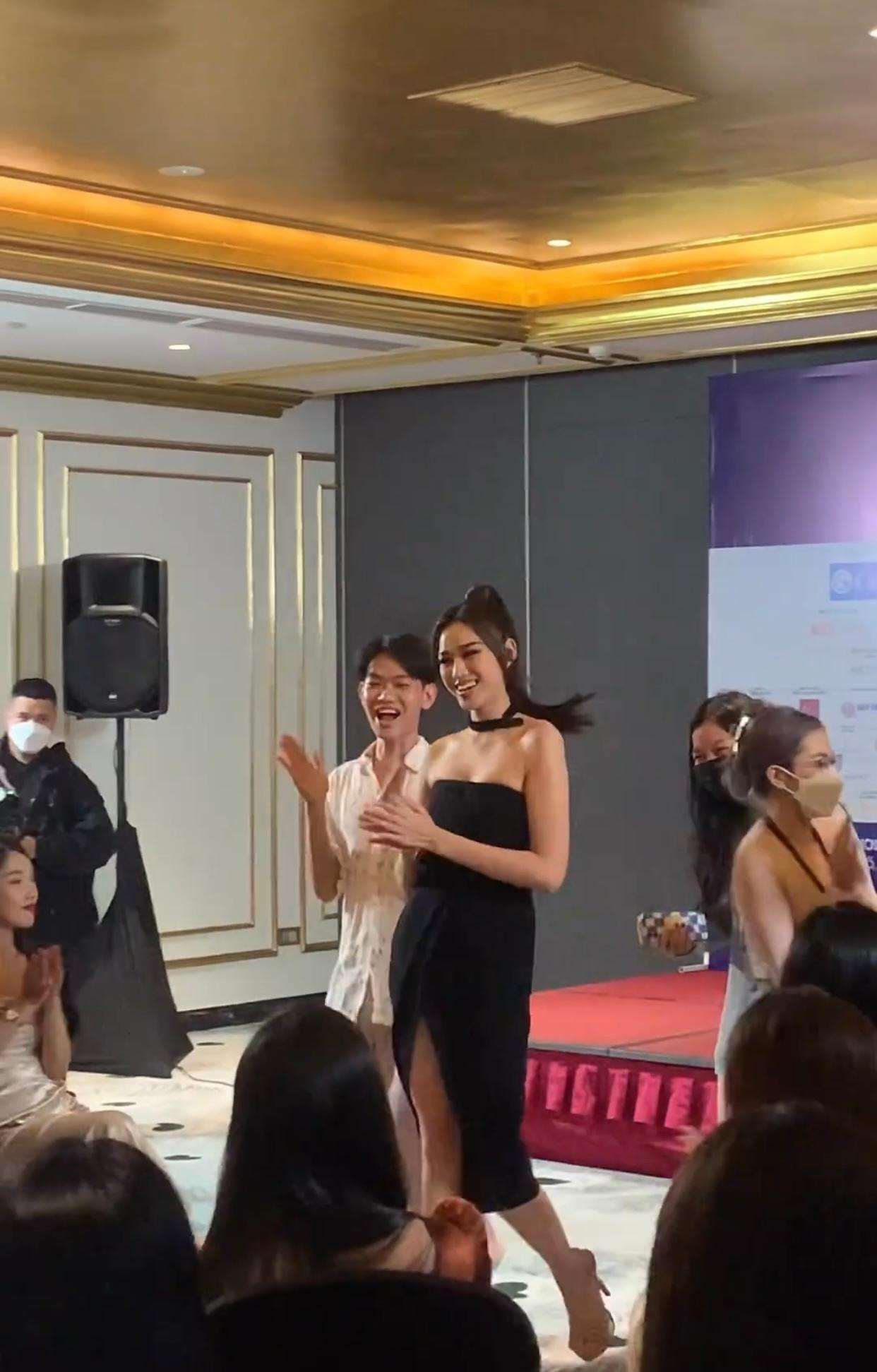 Người đẹp xứ Thanh có màn thị phạm catwalk vô cùng ấn tượng. Người đẹp xứ Thanh có màn thị phạm catwalk vô cùng ấn tượng.