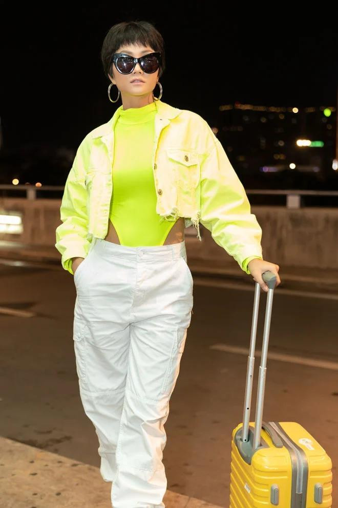 Hoa hậu H'Hen Niê cũng có cách phối áo tắm với quần jeans cực táo bạo khi ra sân bay.