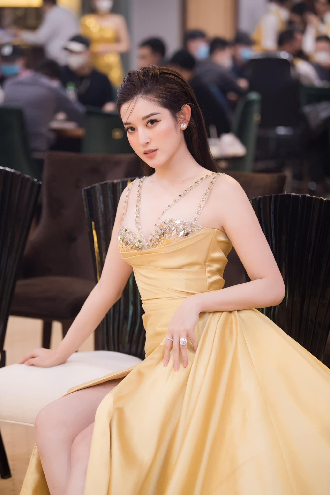 Điểm nhấn của bộ váy chính là chi tiết cúp ngực sexy được đính đá cầu kỳ và tỉ mỉ.