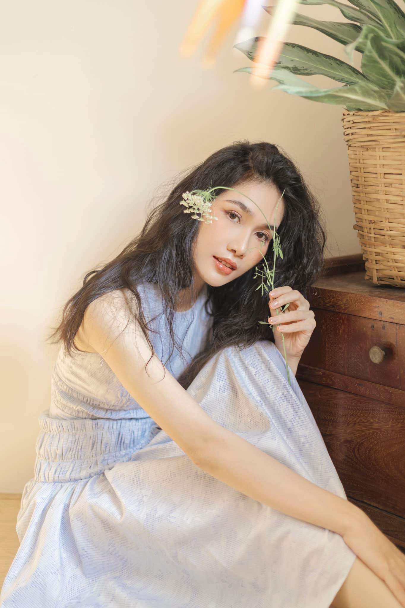 Á hậu Phương Anh khoe vẻ đẹp trong trẻo, dịu dàng tựa 'nàng thơ'.