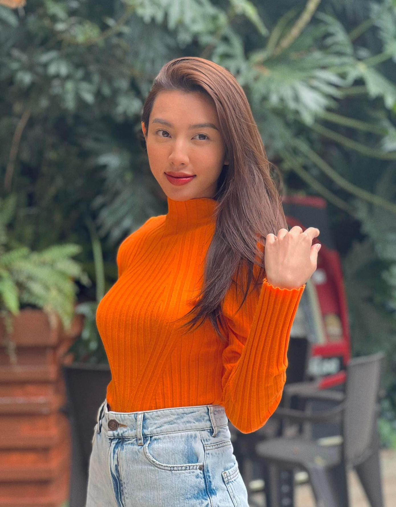 Hoa hậu Thùy Tiên diện trang phục kín đáo, khoe nhan sắc đẹp dịu dàng.