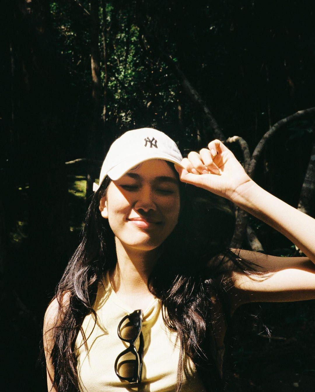 Á hậu Phương Anh hào hứng tận hưởng cảm giác leo hang động khi đi du lịch cùng hội bạn thân.