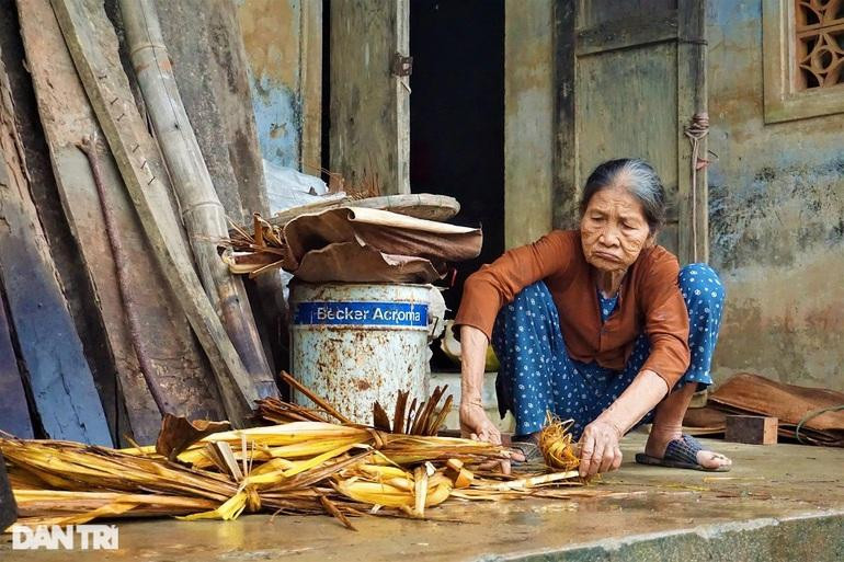 Cuộc sống của cụ Huệ khó khăn, chủ yếu dựa vào số tiền hỗ trợ từ địa phương. Cuộc sống của cụ Huệ khó khăn, chủ yếu dựa vào số tiền hỗ trợ từ địa phương.