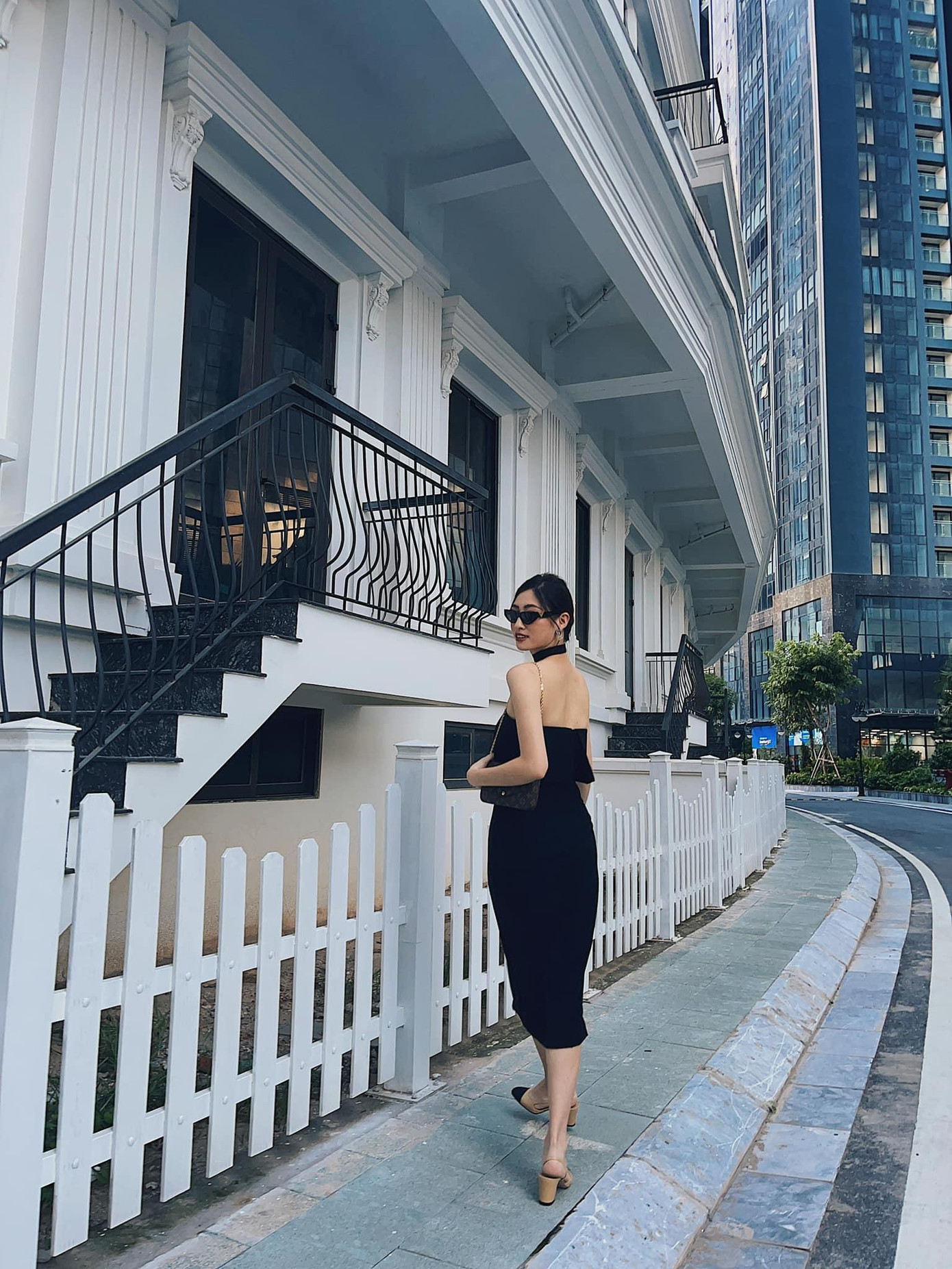 Do mặc ở ngoài đời thường nên Lương Thùy Linh không trang điểm, làm tóc quá cầu kỳ như Đỗ Thị Hà. Do mặc ở ngoài đời thường nên Lương Thùy Linh không trang điểm, làm tóc quá cầu kỳ như Đỗ Thị Hà.