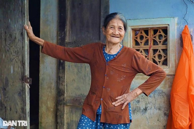 Cuộc sống tuy vất vả nhưng trên môi bà cụ U80 này luôn thường trực nụ cười. Cuộc sống tuy vất vả nhưng trên môi bà cụ U80 này luôn thường trực nụ cười.