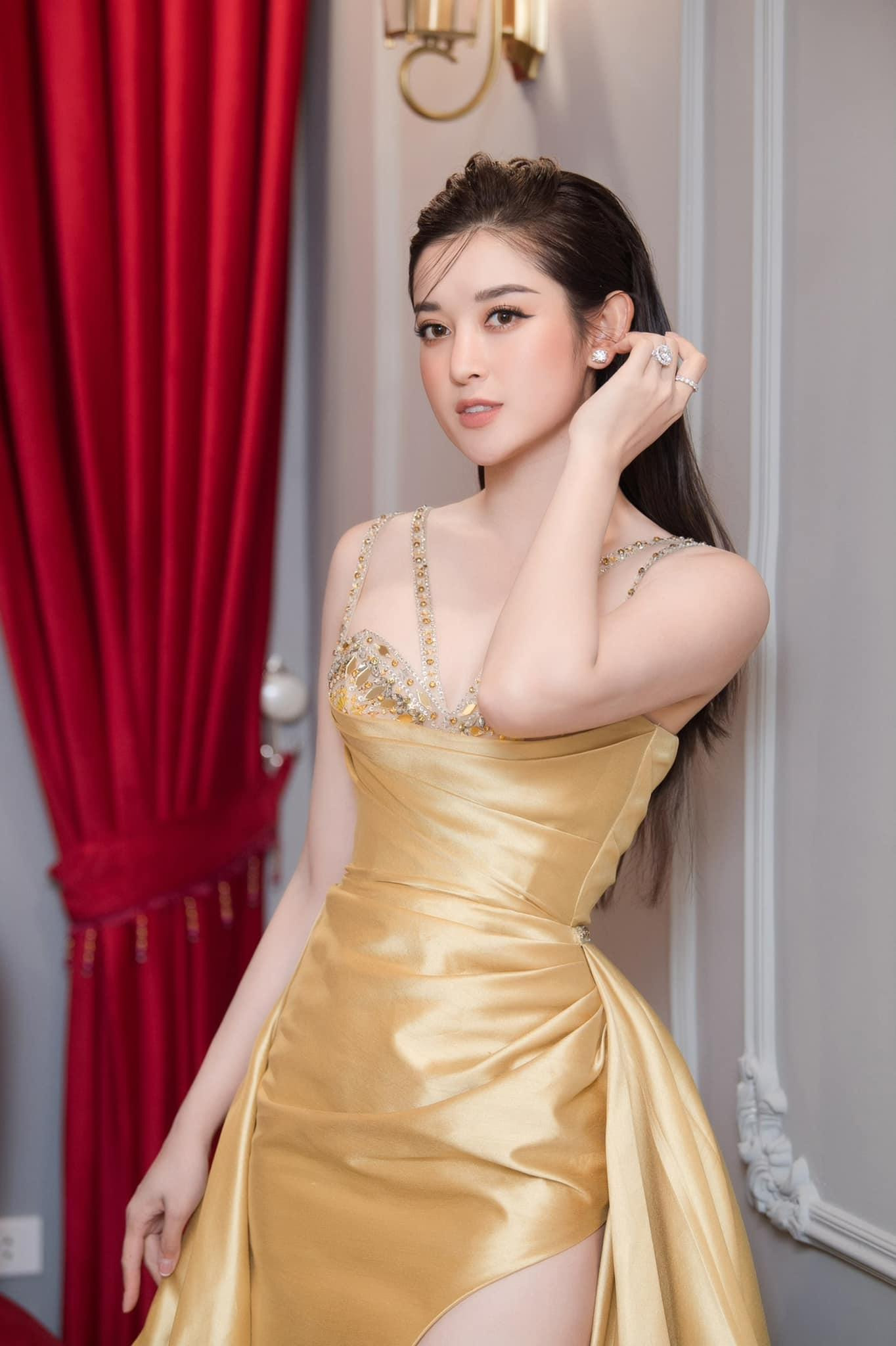 Huyền My lựa chọn phong cách trang điểm nhẹ nhàng để không quá lấn át tông màu vàng của bộ váy.