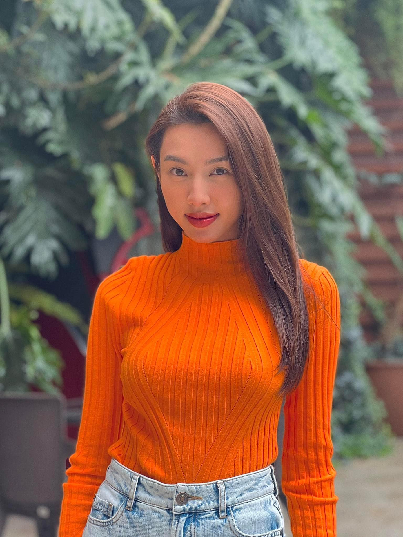 Nổi tiếng là người đẹp chuyên trị màu nổi nên Thùy Tiên tự tin diện những trang phục rực rỡ.