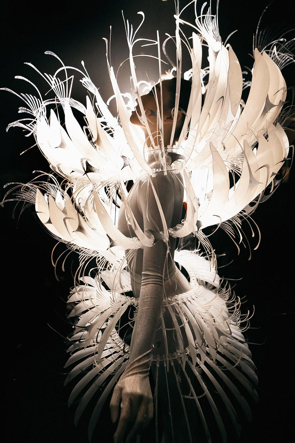 Bộ trang phục độc đáo giúp Lương Thuỳ Linh tạo hiệu ứng thị giác mạnh mẽ dưới ánh sáng.