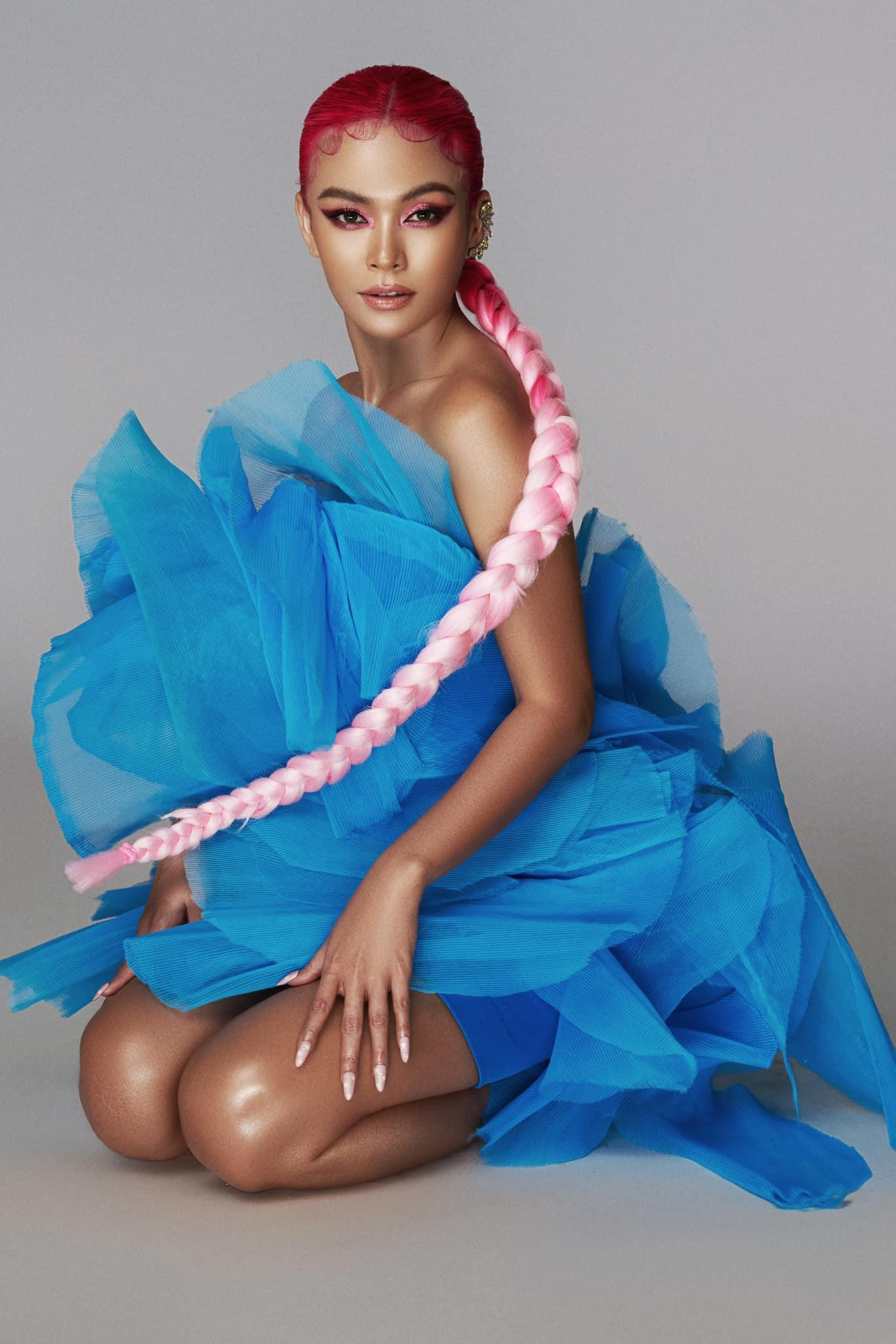 Mâu Thủy cực 'chất chơi' khi diện trang phục tông màu xanh nổi bật, kết hợp cùng mái tóc hồng cá tính.