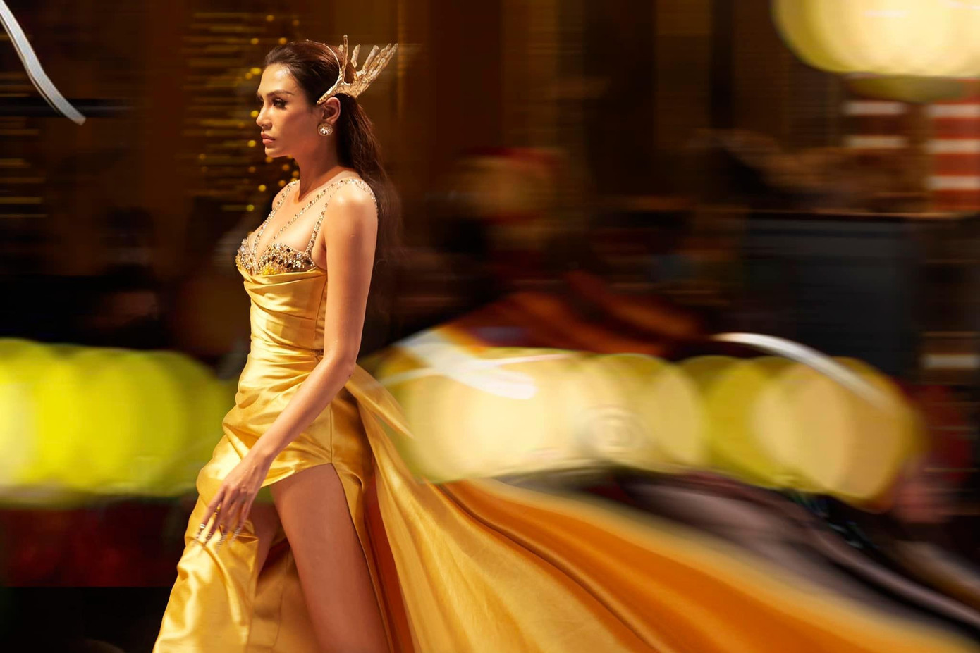 Võ Hoàng Yến kết hợp với phụ kiện đội đầu bằng vàng lấp lánh, mang lại vẻ đẹp kiêu sa tựa 'nữ thần'.