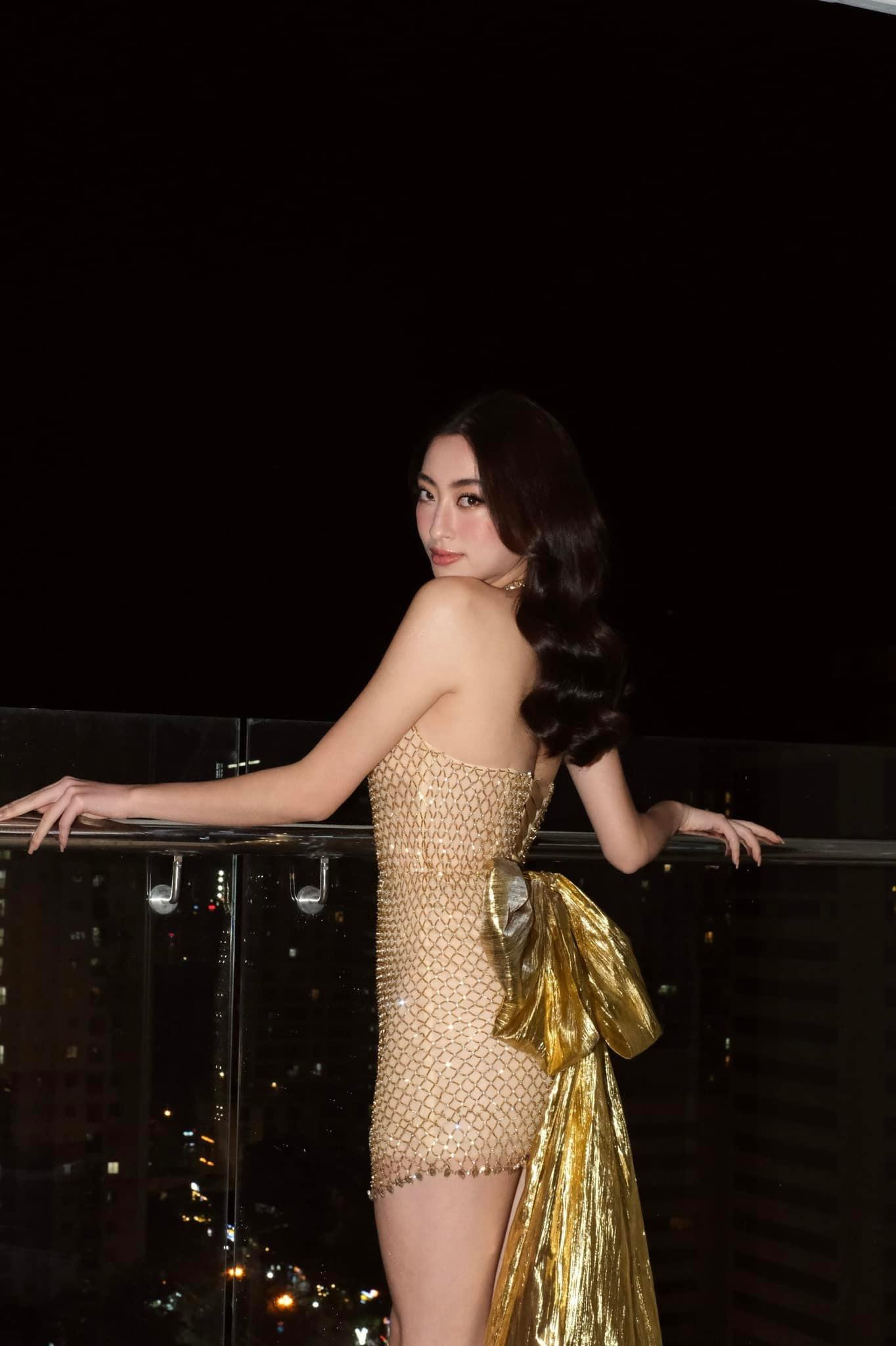 Thiết kế ôm sát được đính kết cầu kỳ và tỉ mỉ tôn lên tối đa đường cong quyến rũ của nàng hậu gốc Cao Bằng.