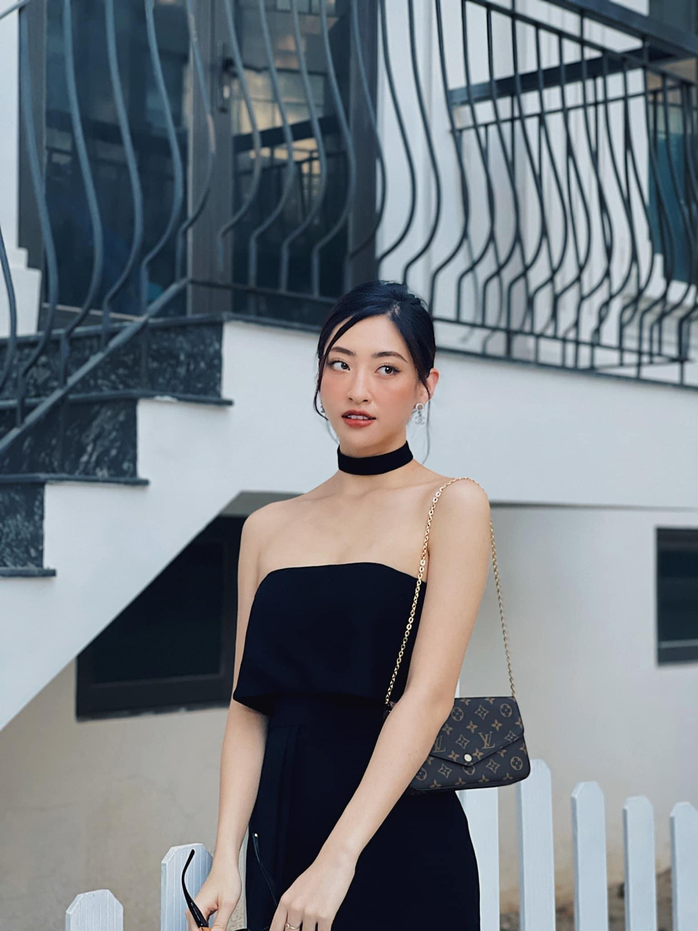 Thiết kế độc đáo được Lương Thùy Linh kết hợp với các phụ kiện ton-sur-ton. Thiết kế độc đáo được Lương Thùy Linh kết hợp với các phụ kiện ton-sur-ton.