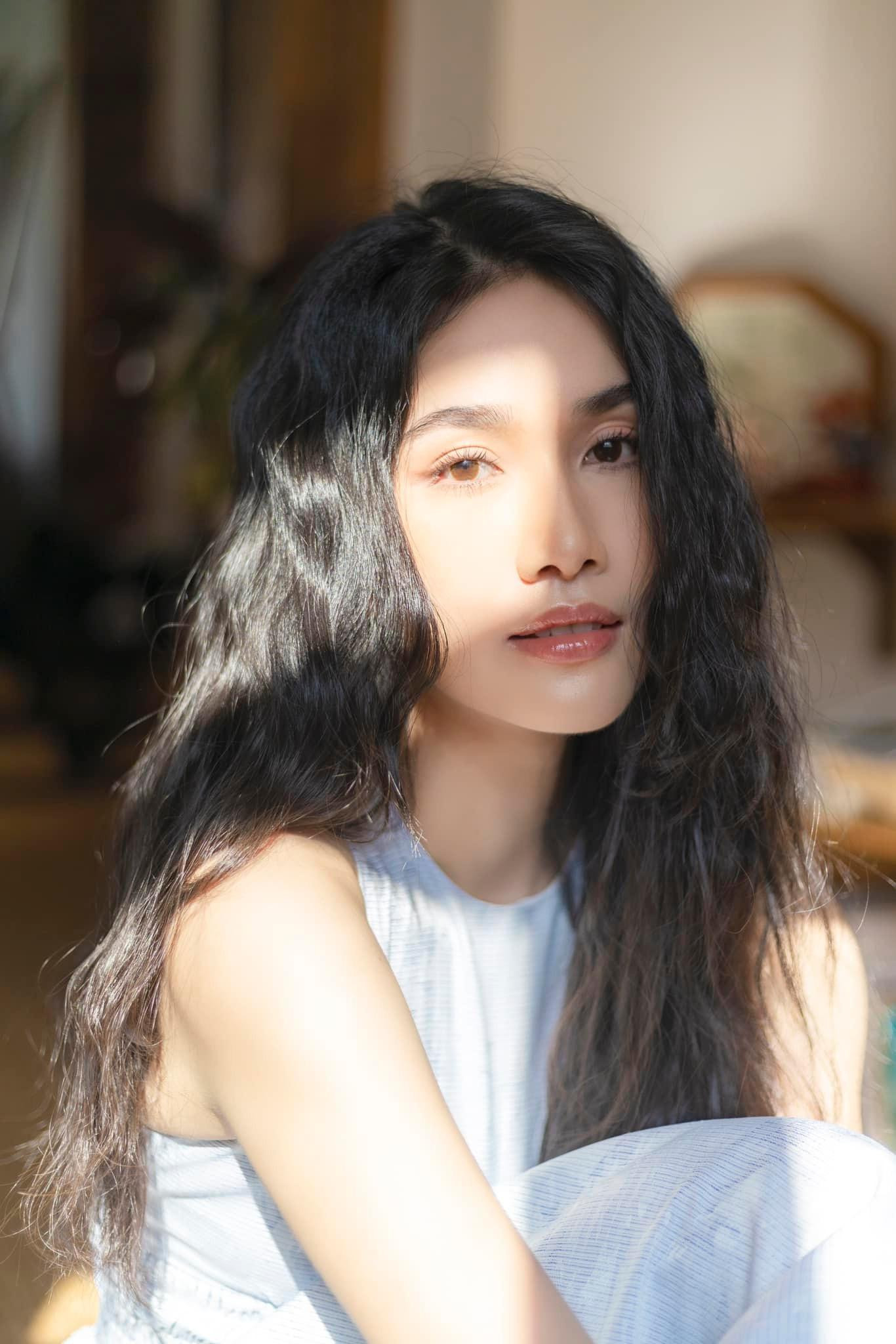 Gương mặt được trang điểm nhẹ nhàng giúp Á hậu Phương Anh toát lên vẻ đẹp hiền dịu.