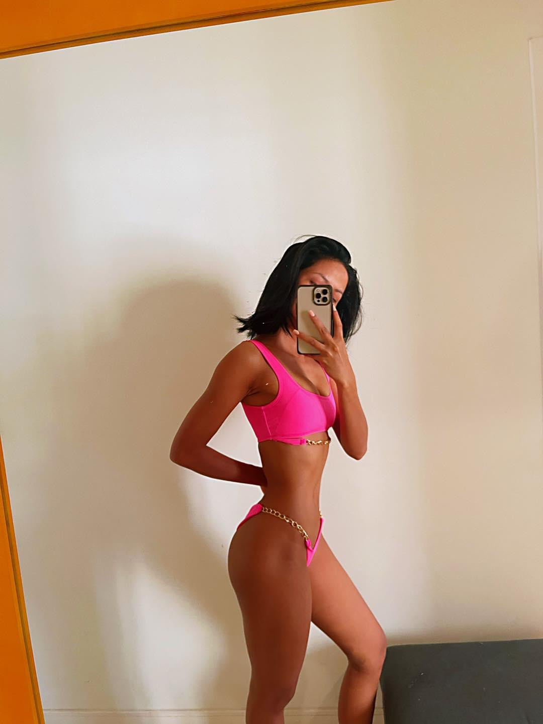 Kết hợp cùng với một chế độ ăn uống lành mạnh, H'hen Niê đã có được một vóc dáng mà biết bao người mơ ước.